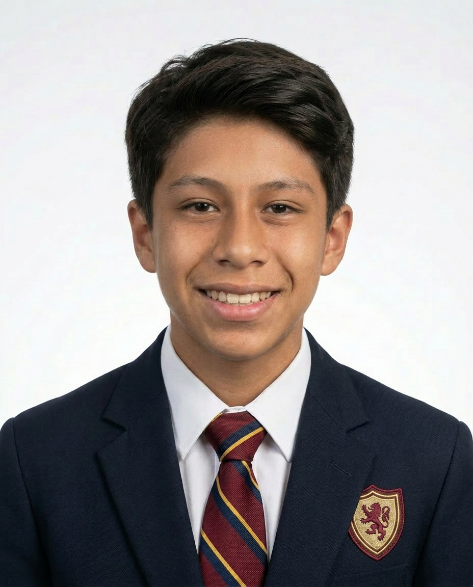 Comparación antes y después: adolescente con pelo despeinado en un pasillo, después con foto carnet formal sobre fondo blanco