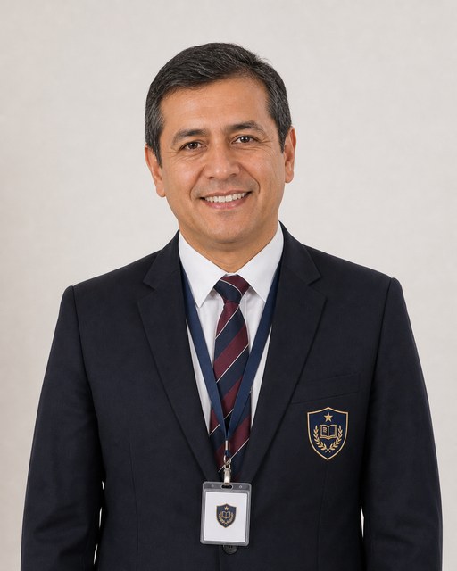 Director de colegio chileno con blazer institucional, fondo claro y branding del colegio