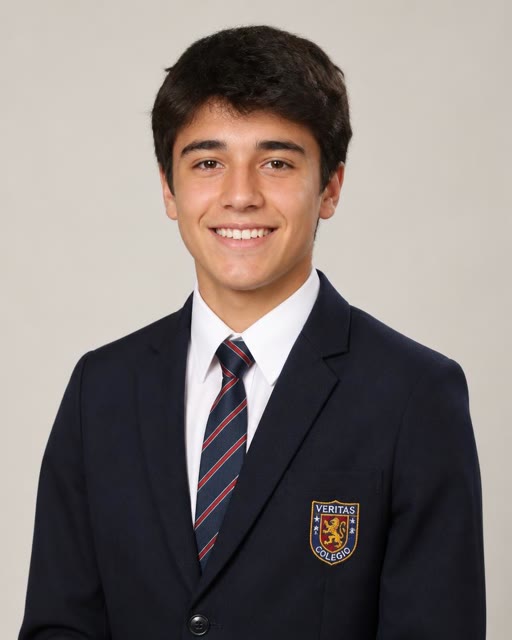 Estudiante varón con uniforme formal de colegio en retrato institucional generado con IA